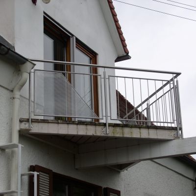 edelstahl-senden-balkongelaender_lochblech_senkrechte_staebe