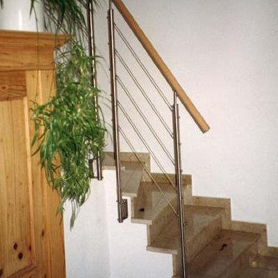edelstahl-senden-innengelaender_mit_holzhandlauf-1