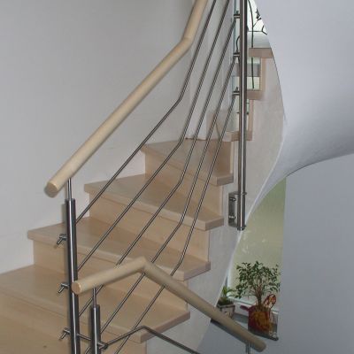 edelstahl-senden-innentreppe_querstaebe_holzhandlauf_1-1