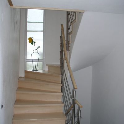edelstahl-senden-innentreppe_querstaebe_holzhandlauf_2